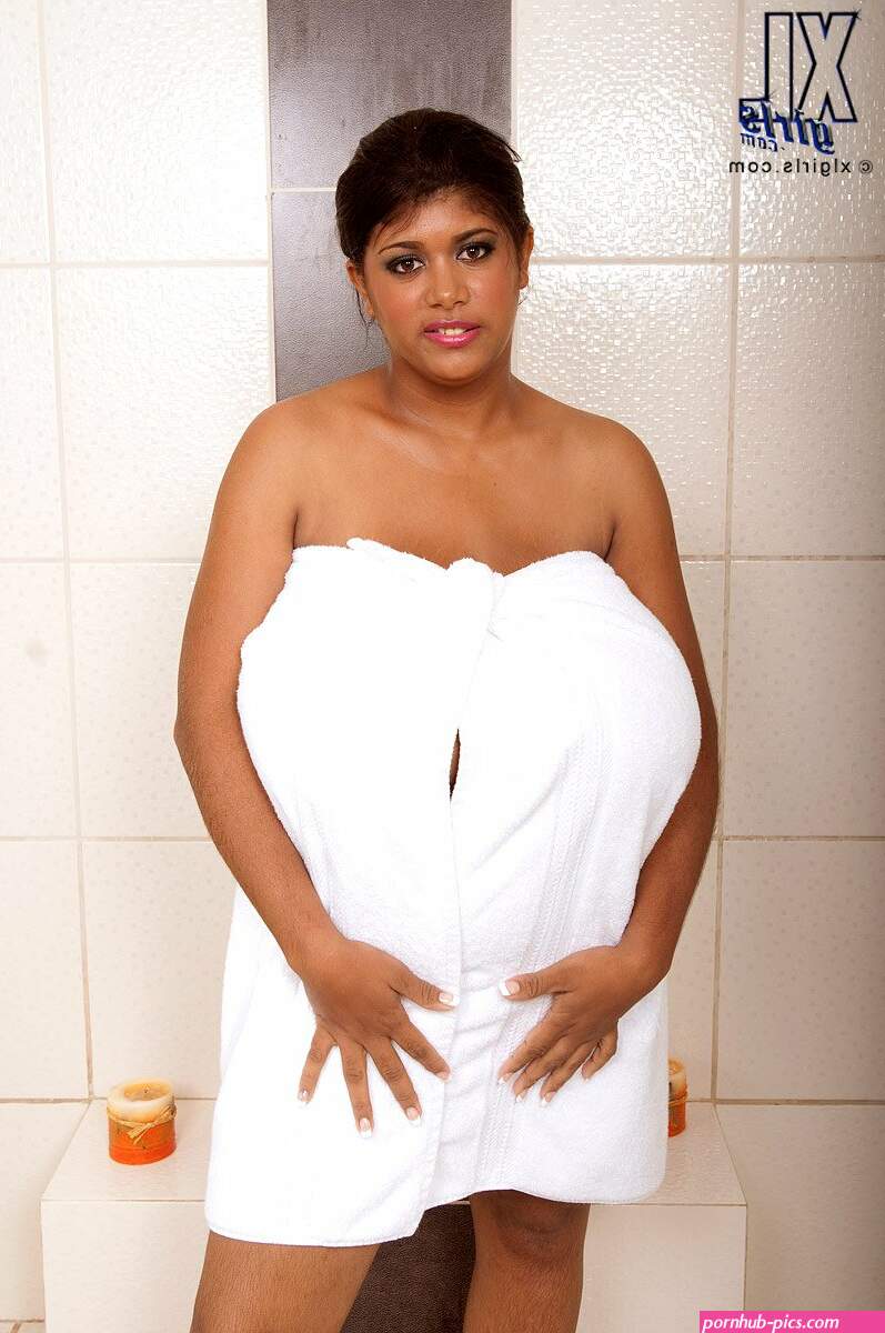 expose boobs cruvy girl