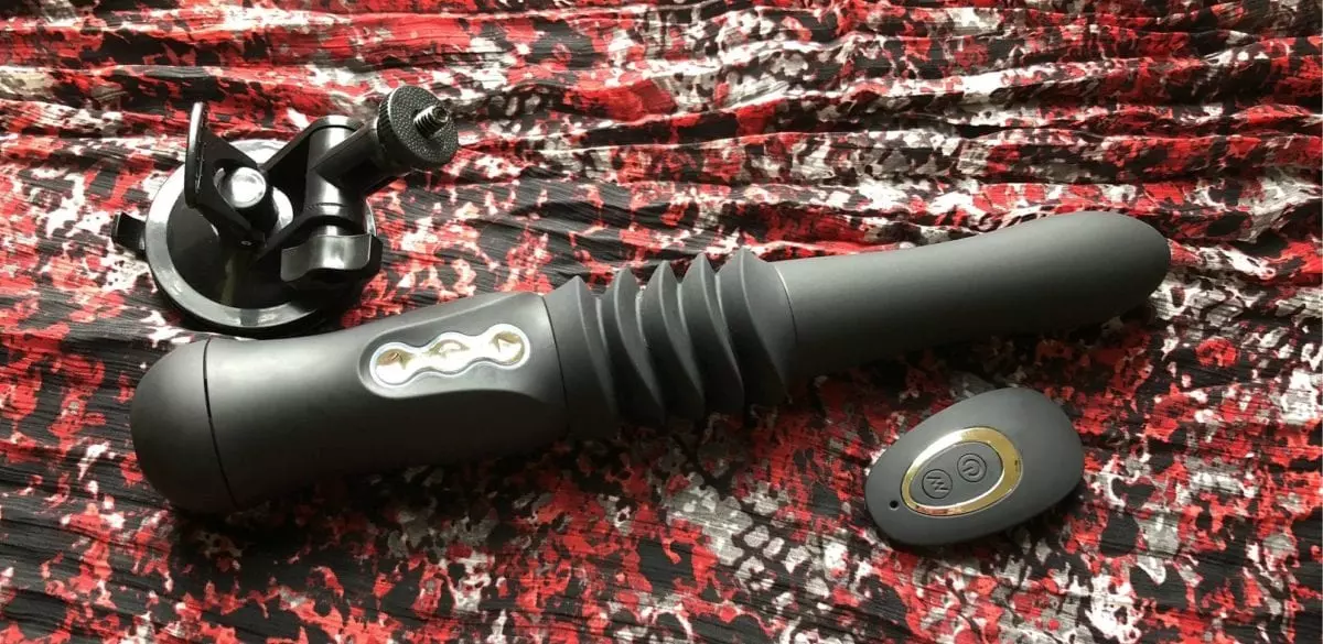 virgin struggle with dildo