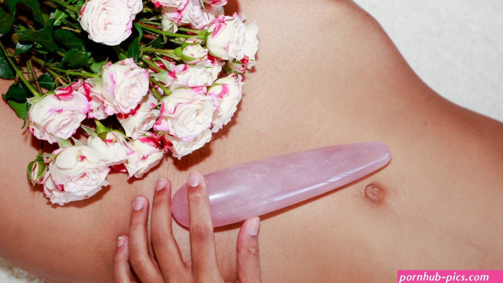 virgin struggle with dildo