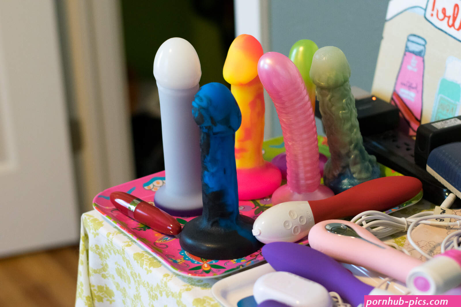 virgin struggle with dildo