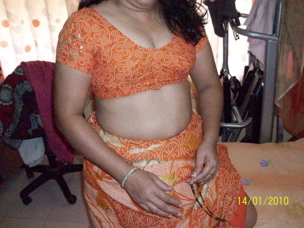 desi saree cleavage nipple