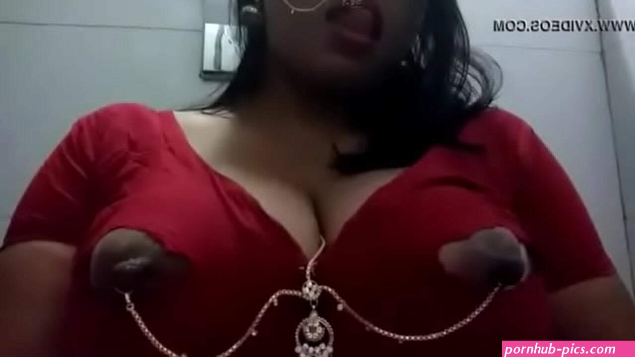 desi saree cleavage nipple