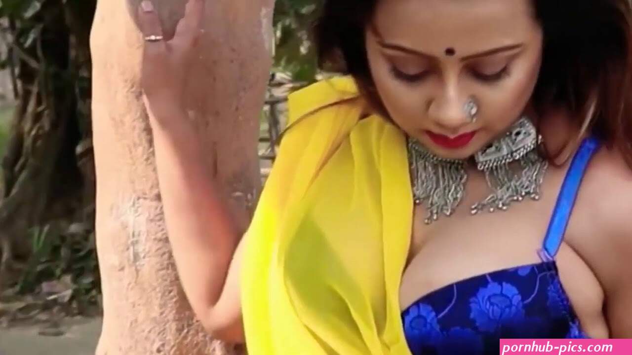 desi saree cleavage nipple