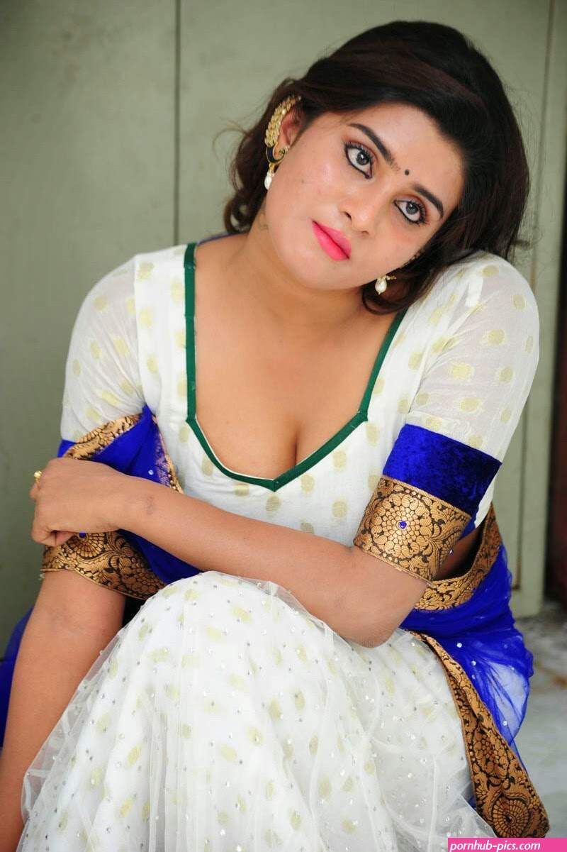 desi saree cleavage nipple
