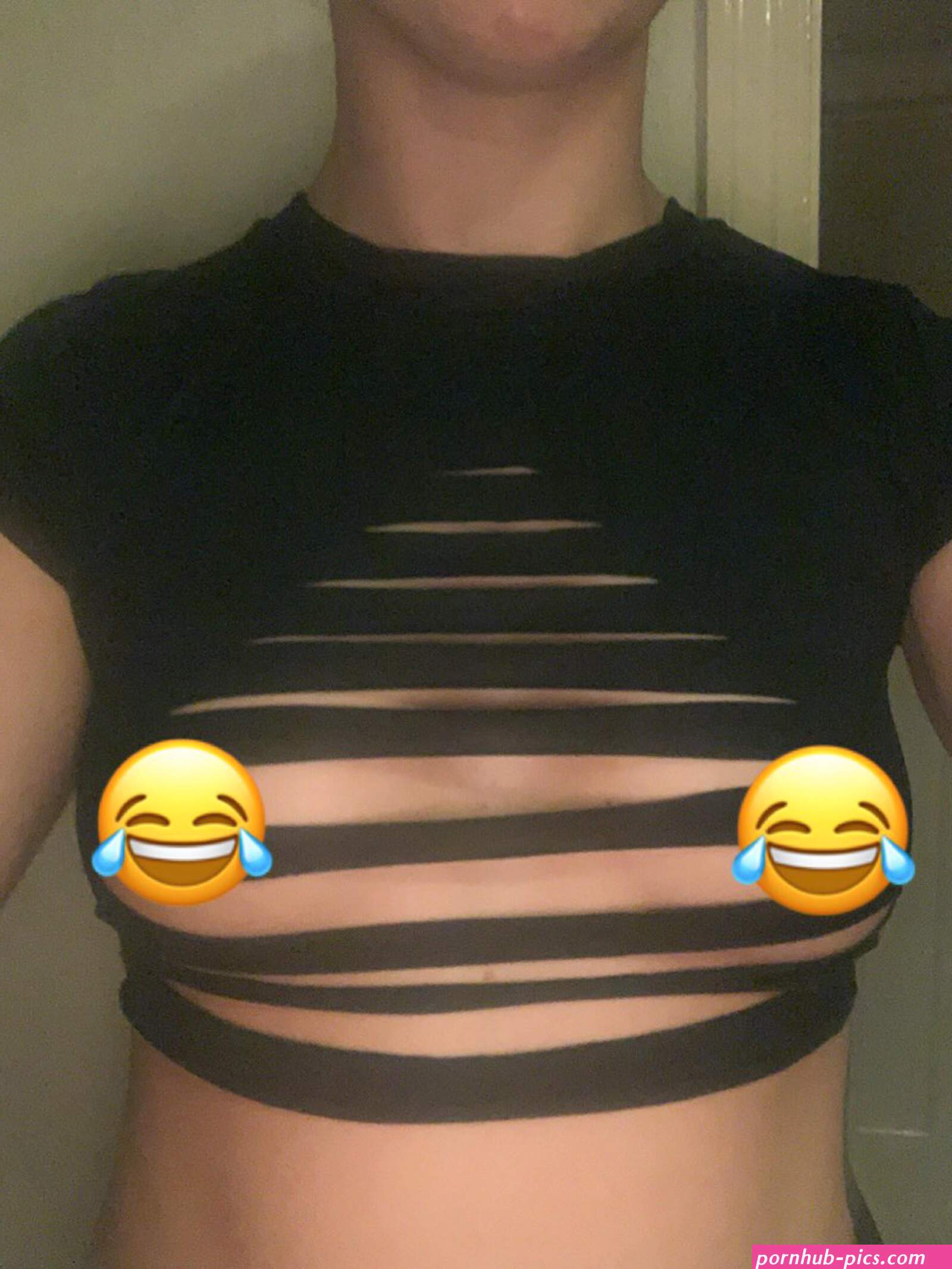 girl shirt pulled side boobs pic