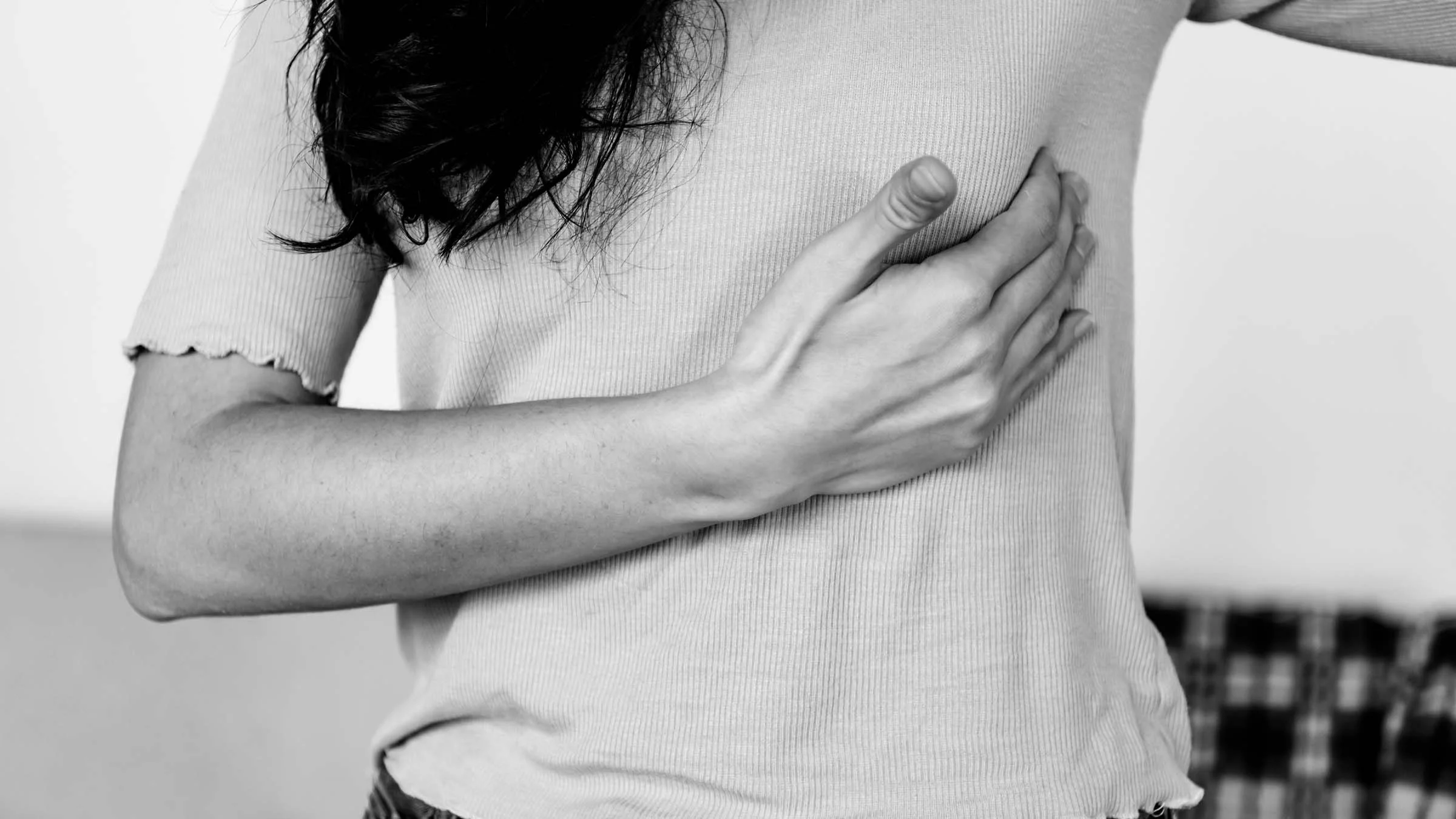 girl shirt pulled side boobs pic