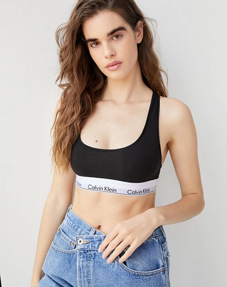 girl shirt pulled side boobs pic