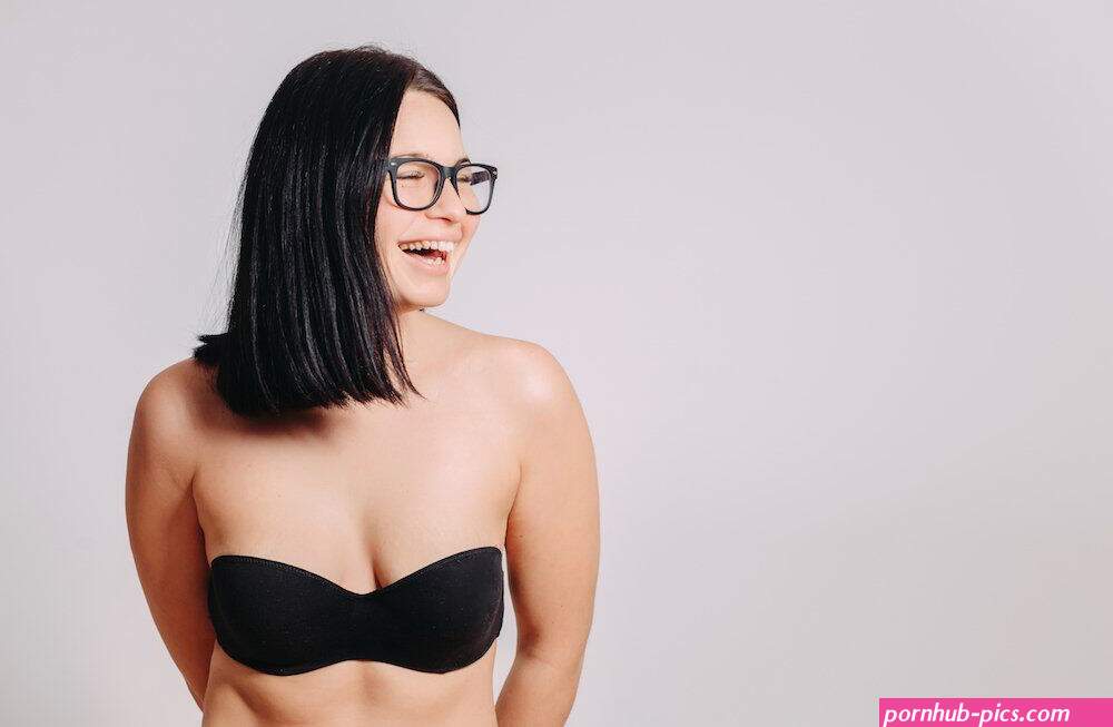 girl shirt pulled side boobs pic