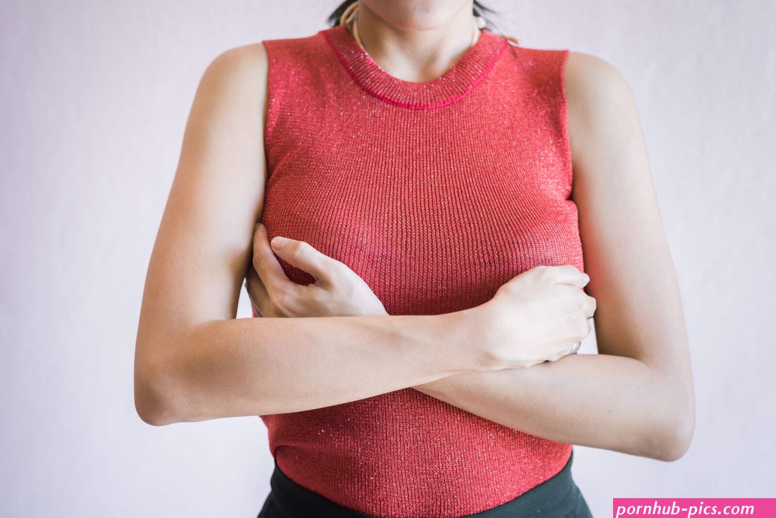 girl shirt pulled side boobs pic
