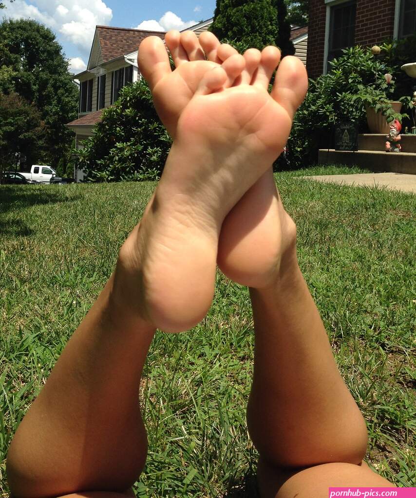 italian milf barefoot