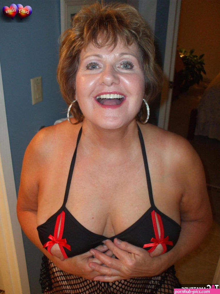 curvy cleavage boobs slip pics
