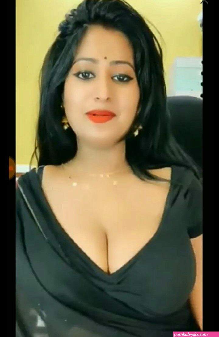 curvy cleavage boobs slip pics