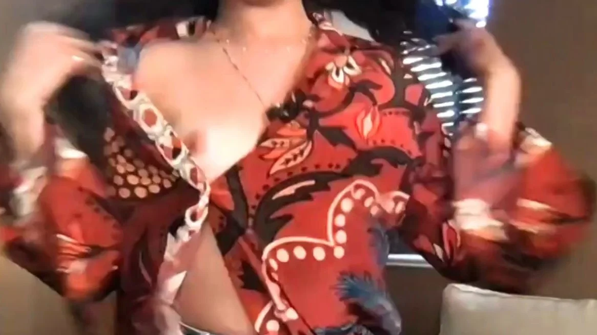 curvy cleavage boobs slip pics