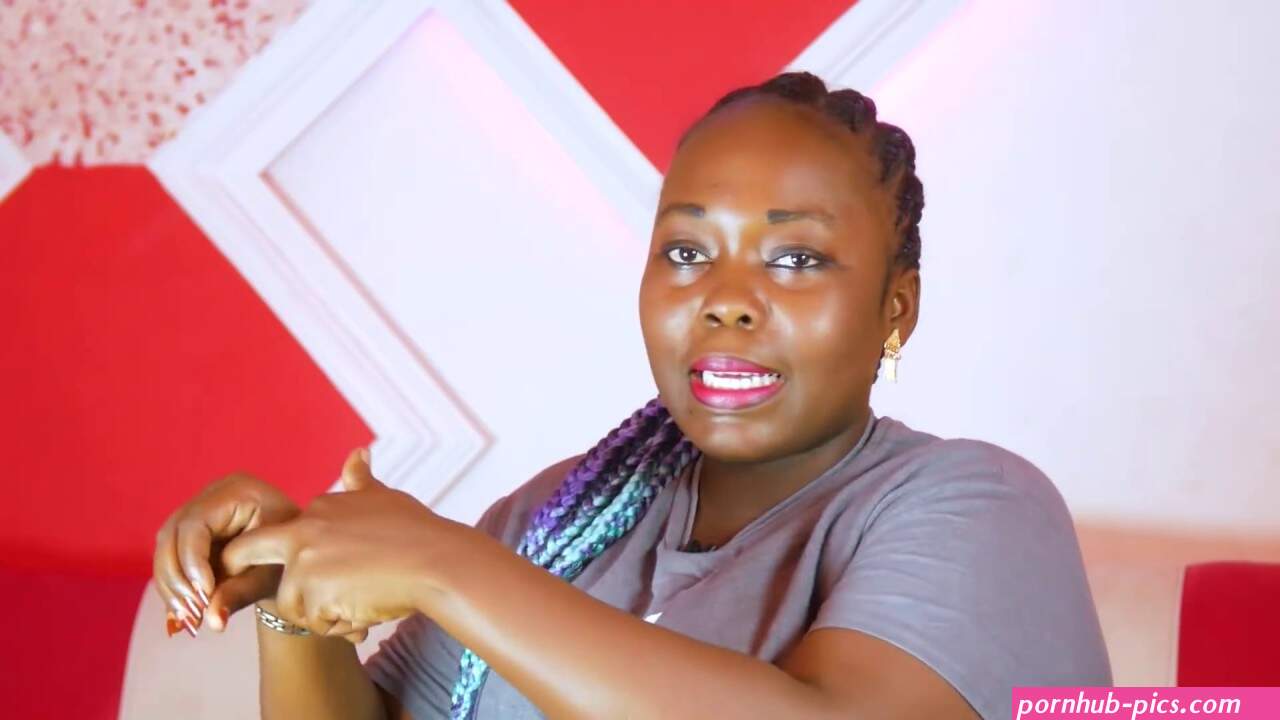 mwanamuke akiosha kuma yake