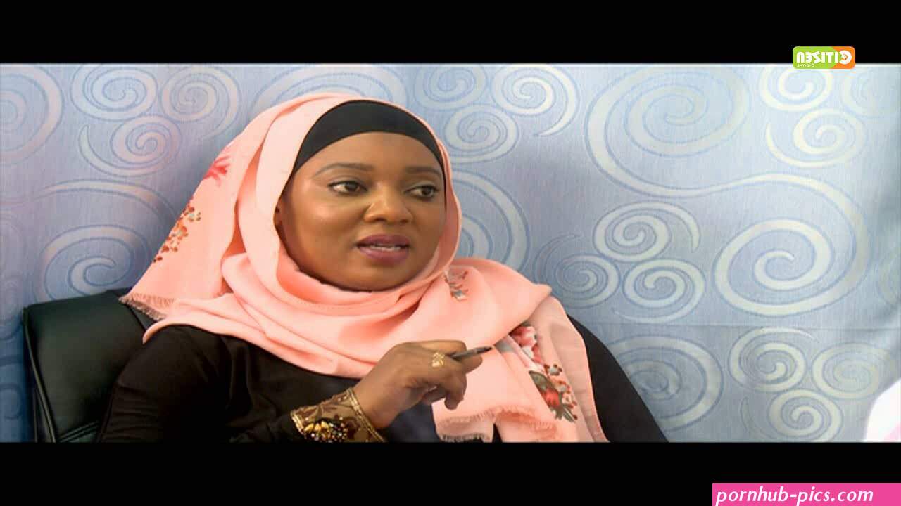 mwanamuke akiosha kuma yake