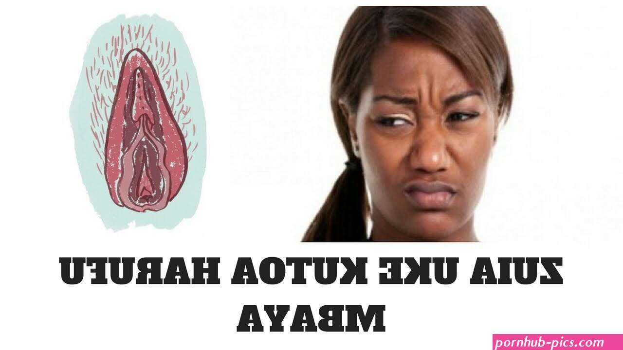 mwanamuke akiosha kuma yake