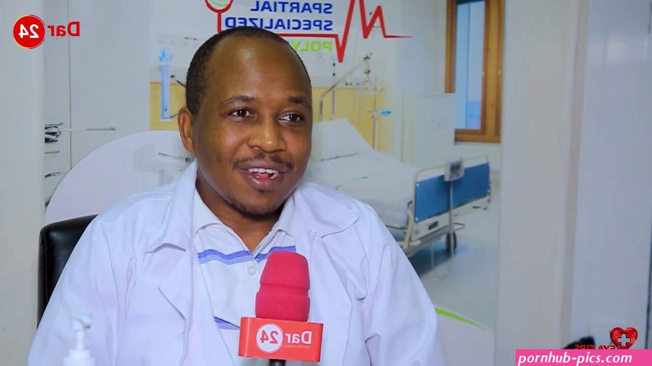 mwanamuke akiosha kuma yake