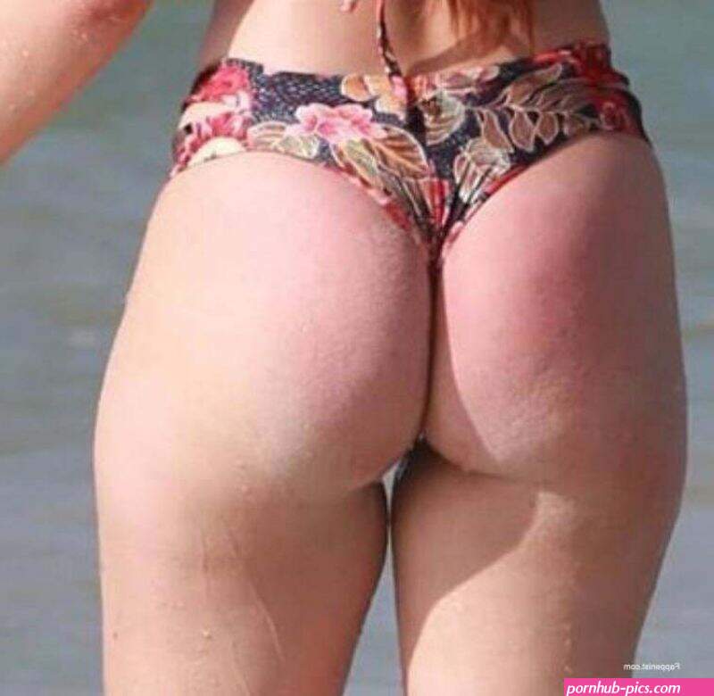 larissa manoela displays her sexy booty on the beach