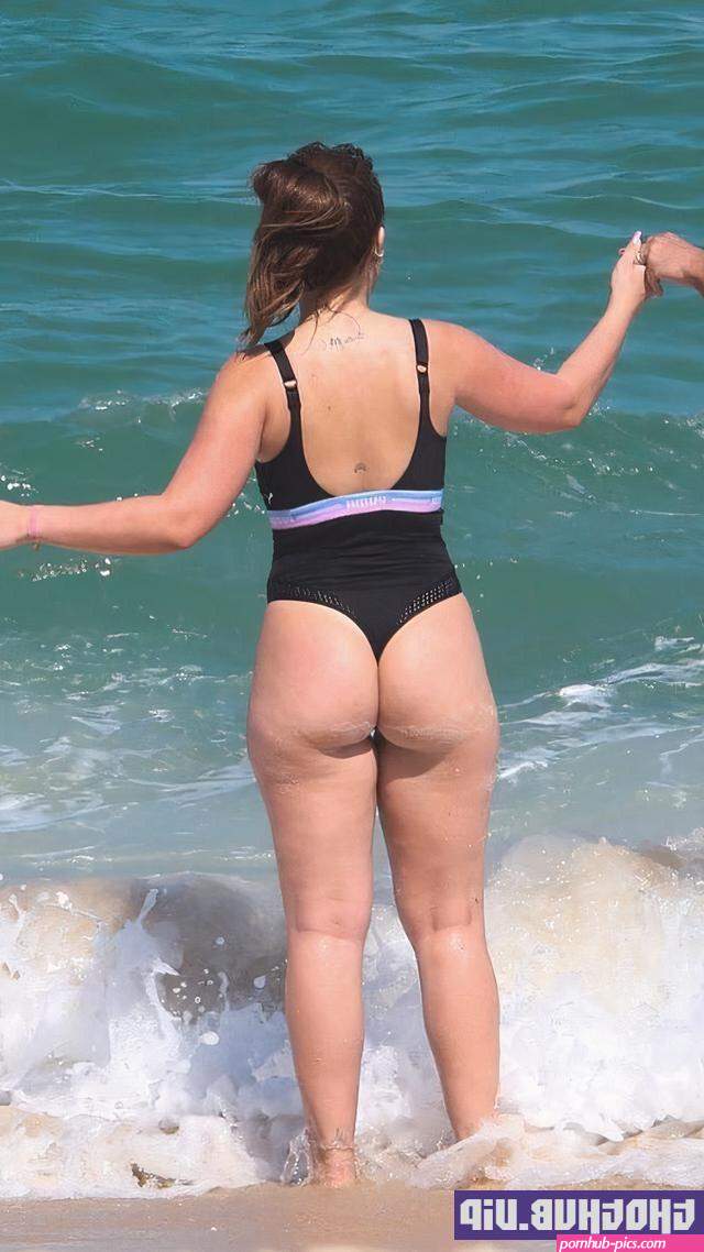 larissa manoela displays her sexy booty on the beach