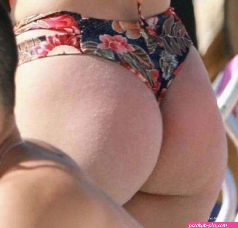 larissa manoela displays her sexy booty on the beach