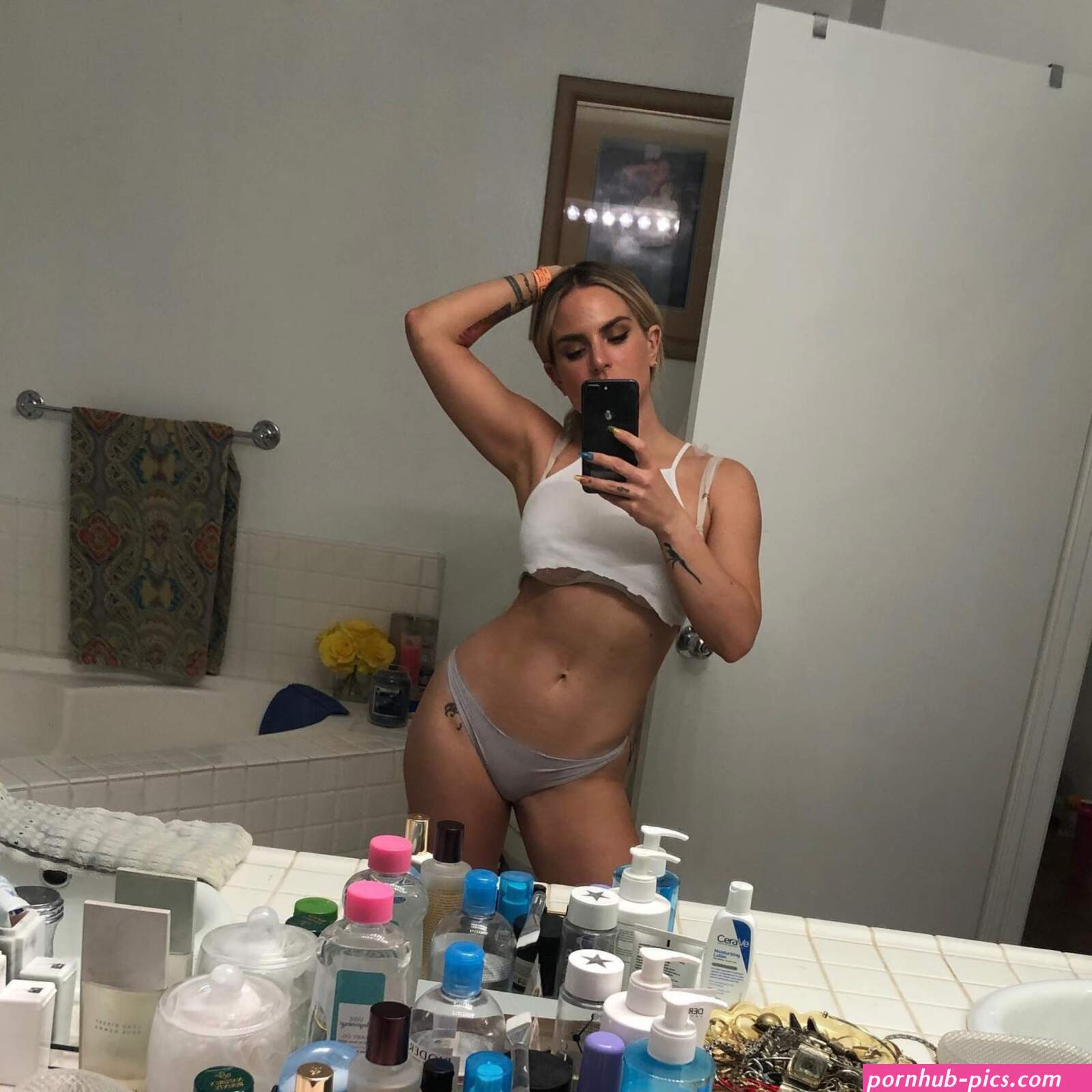 acidentel boobs flash pic