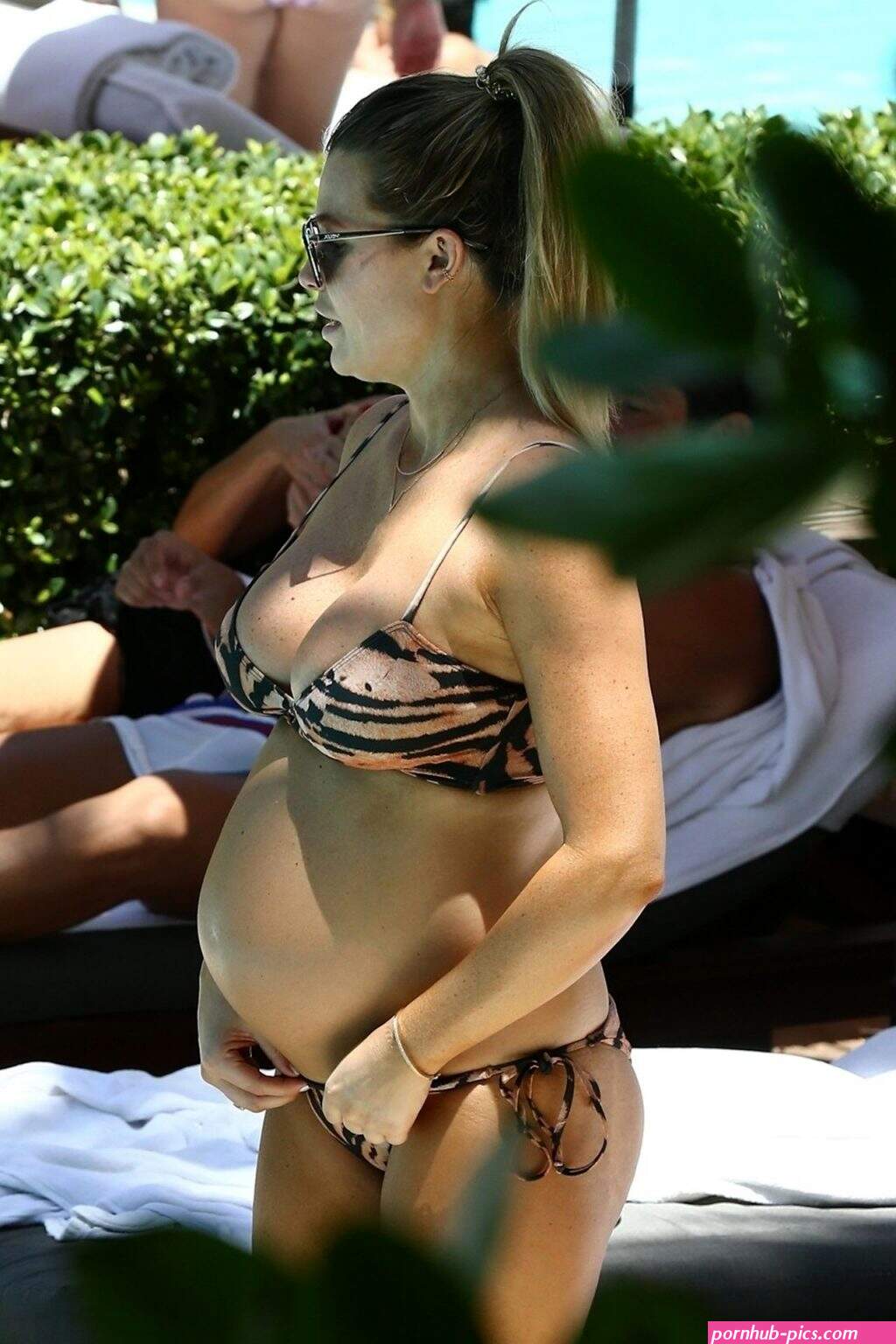 samantha hoopes nipple peek 1 photo