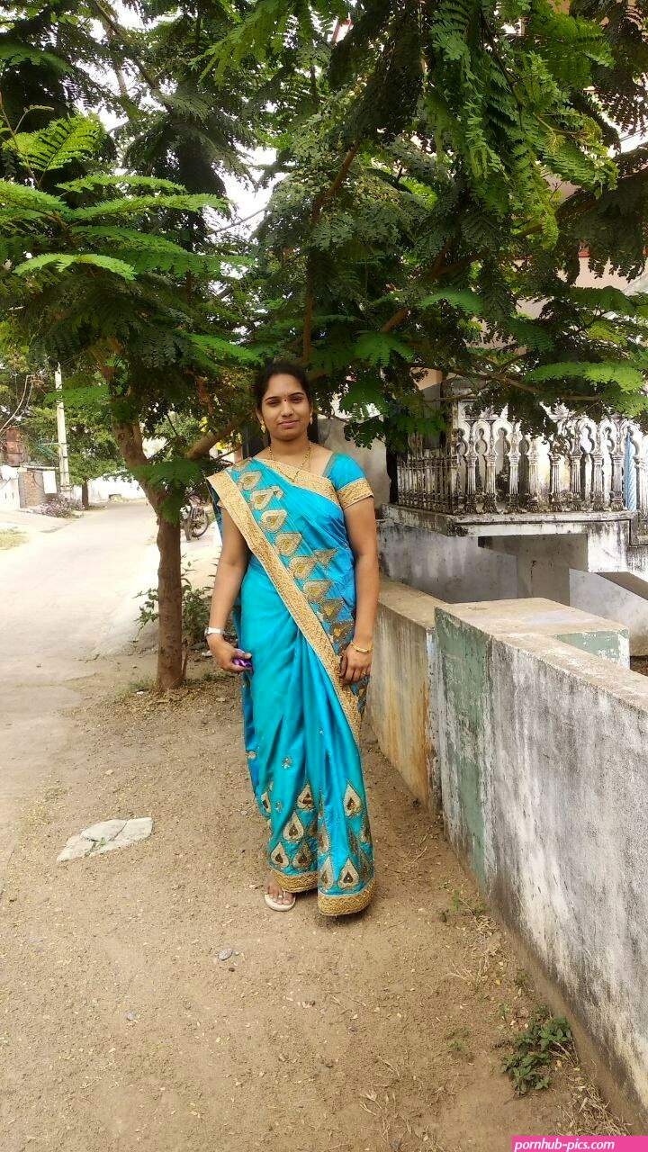 village beautiful aunty saree photo