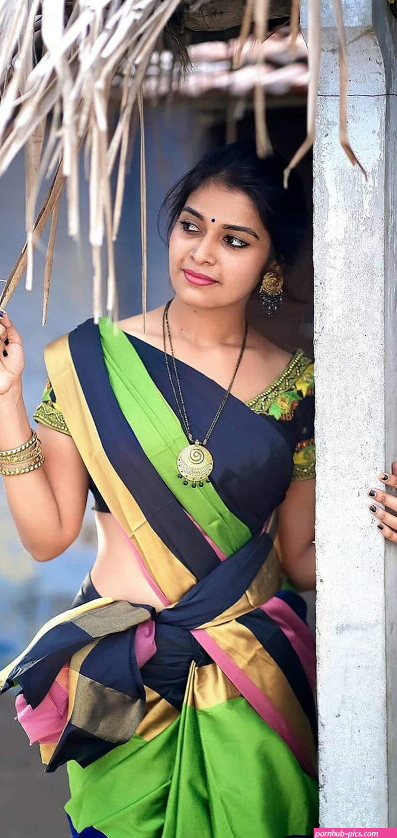 village beautiful aunty saree photo
