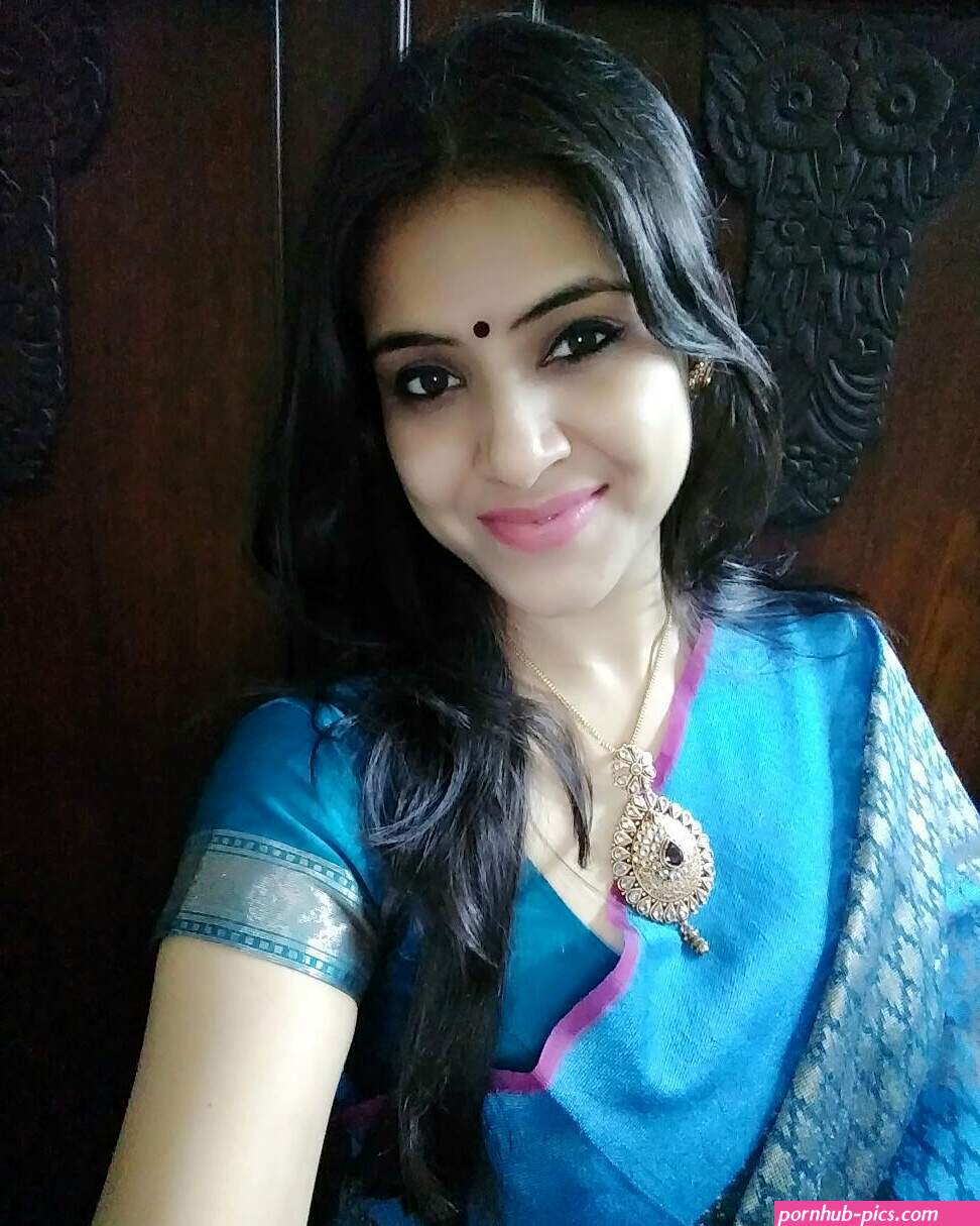village beautiful aunty saree photo