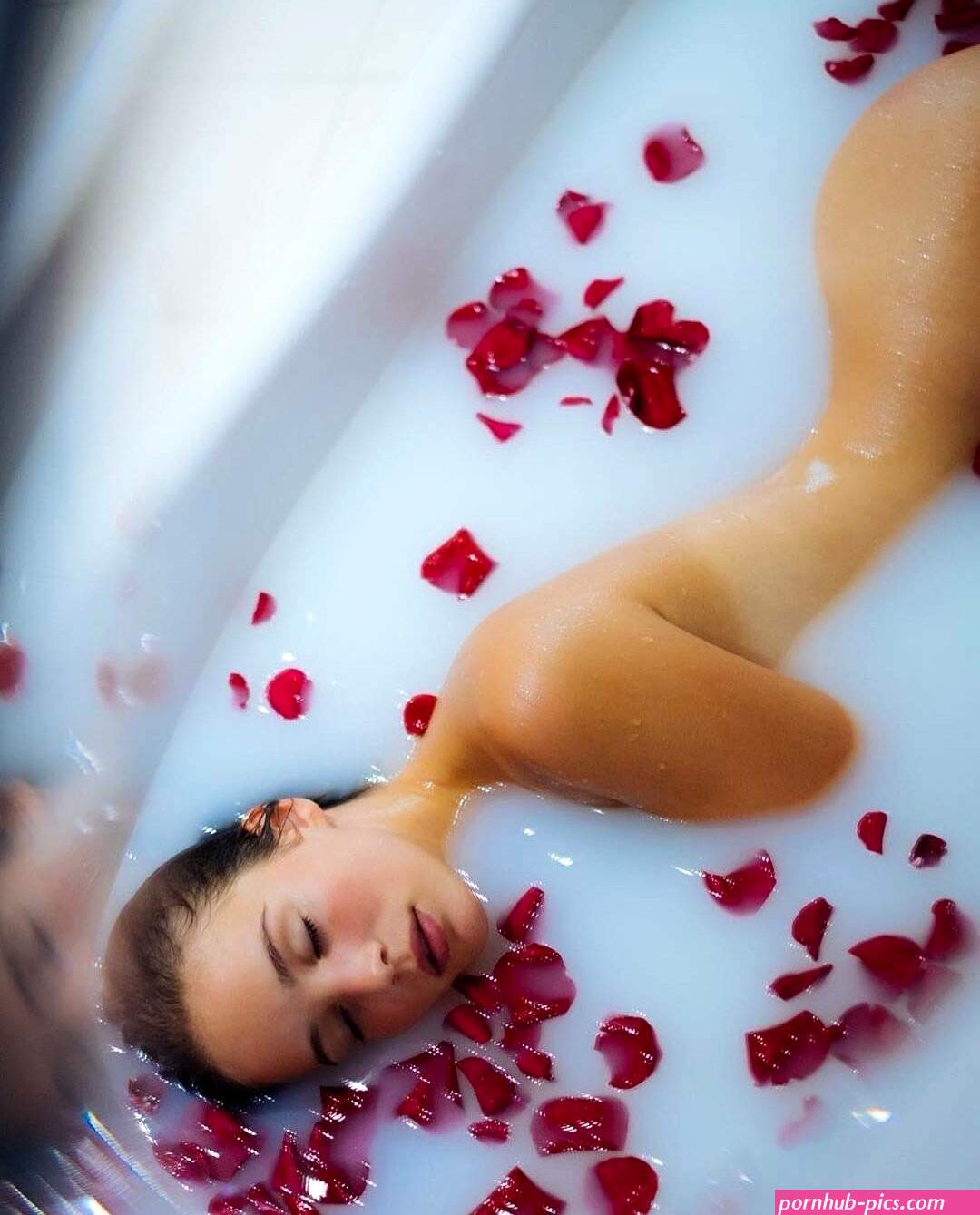 alba baptista tits