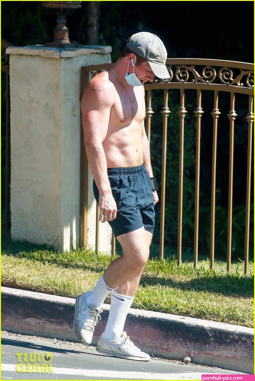 jeremy allen white shirtless