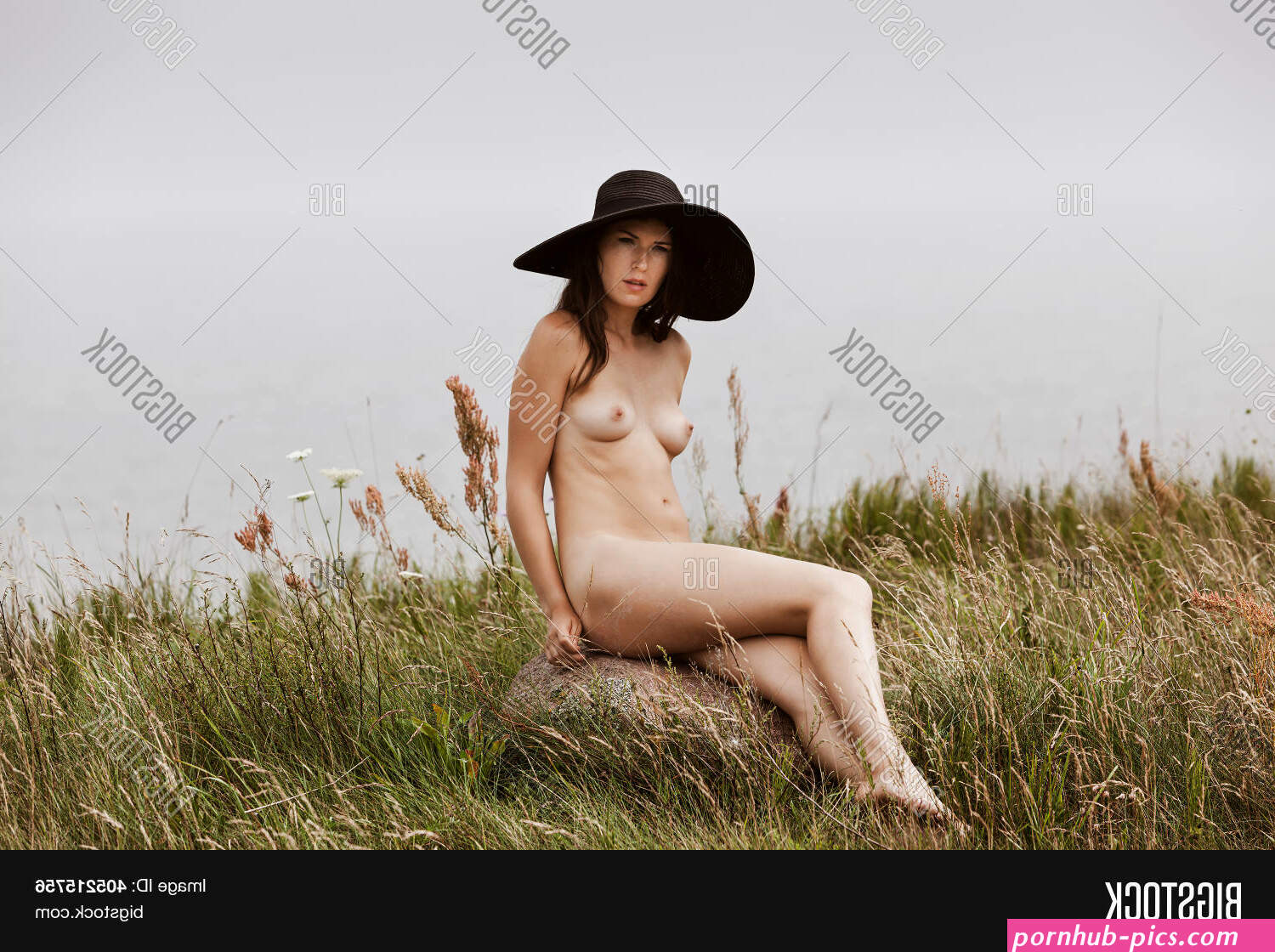 naked women posing