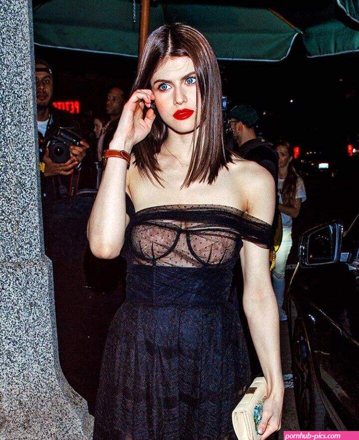 alexandra daddario boob