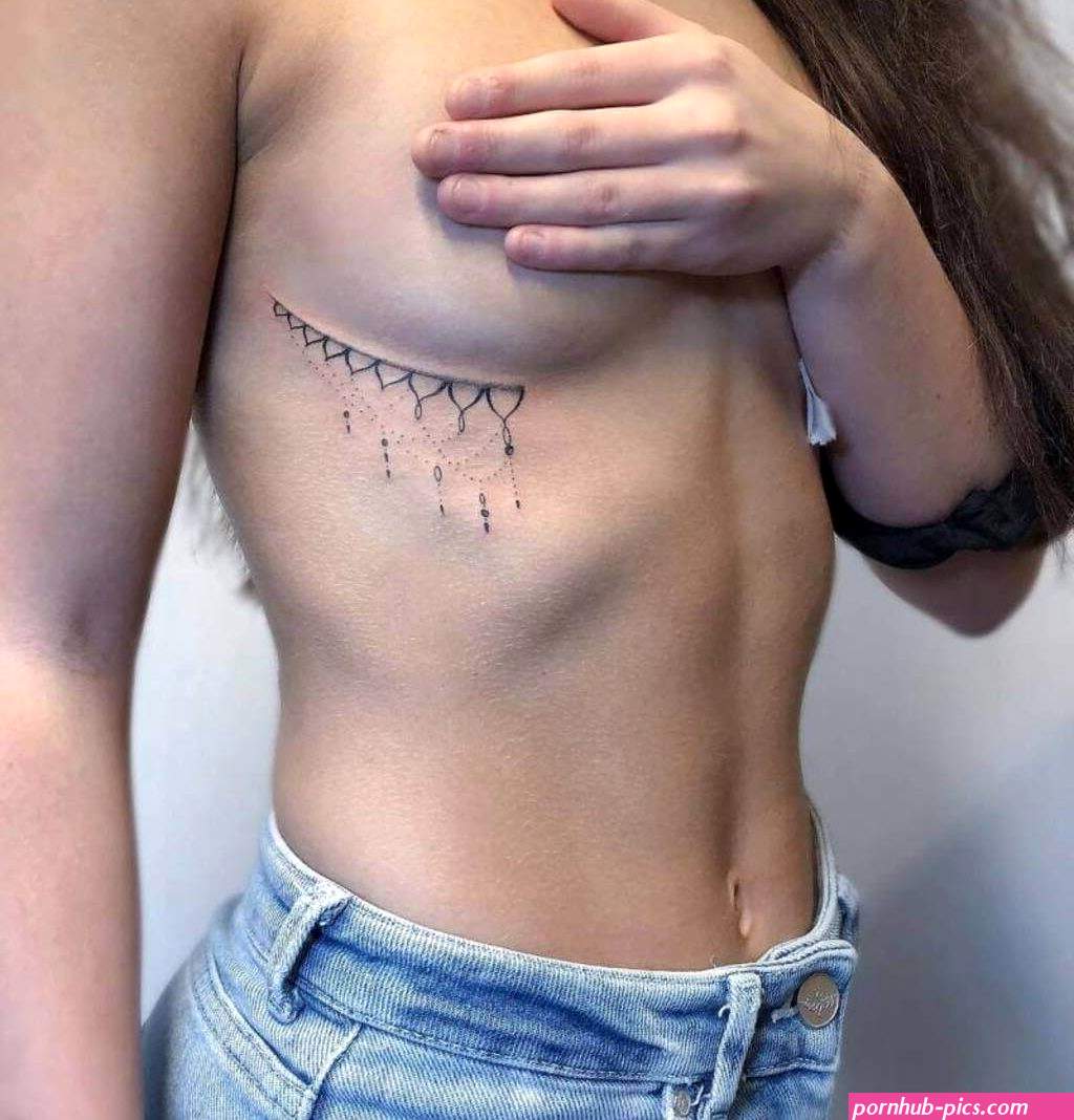 side boob tatoo