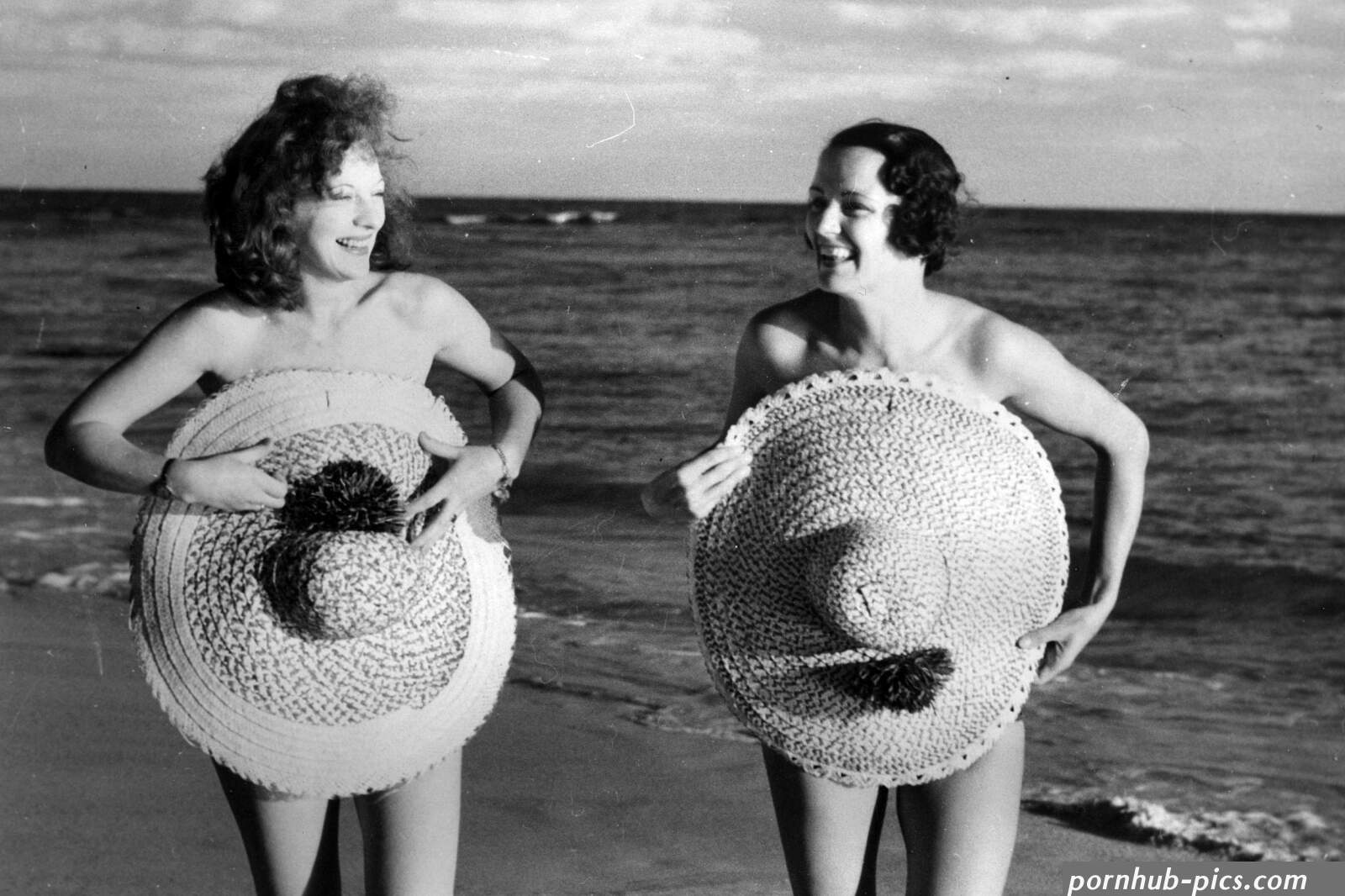 women nude at beach