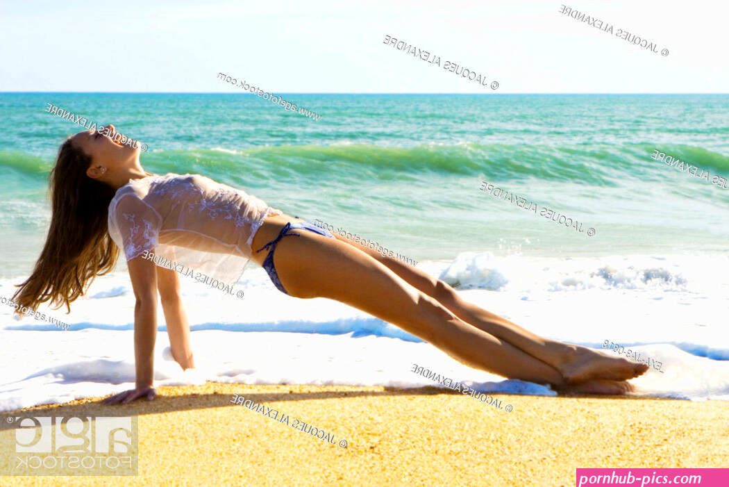 women nude at beach