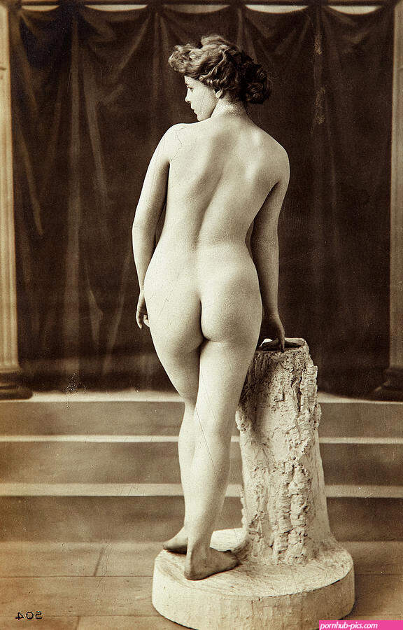 women who pose nude