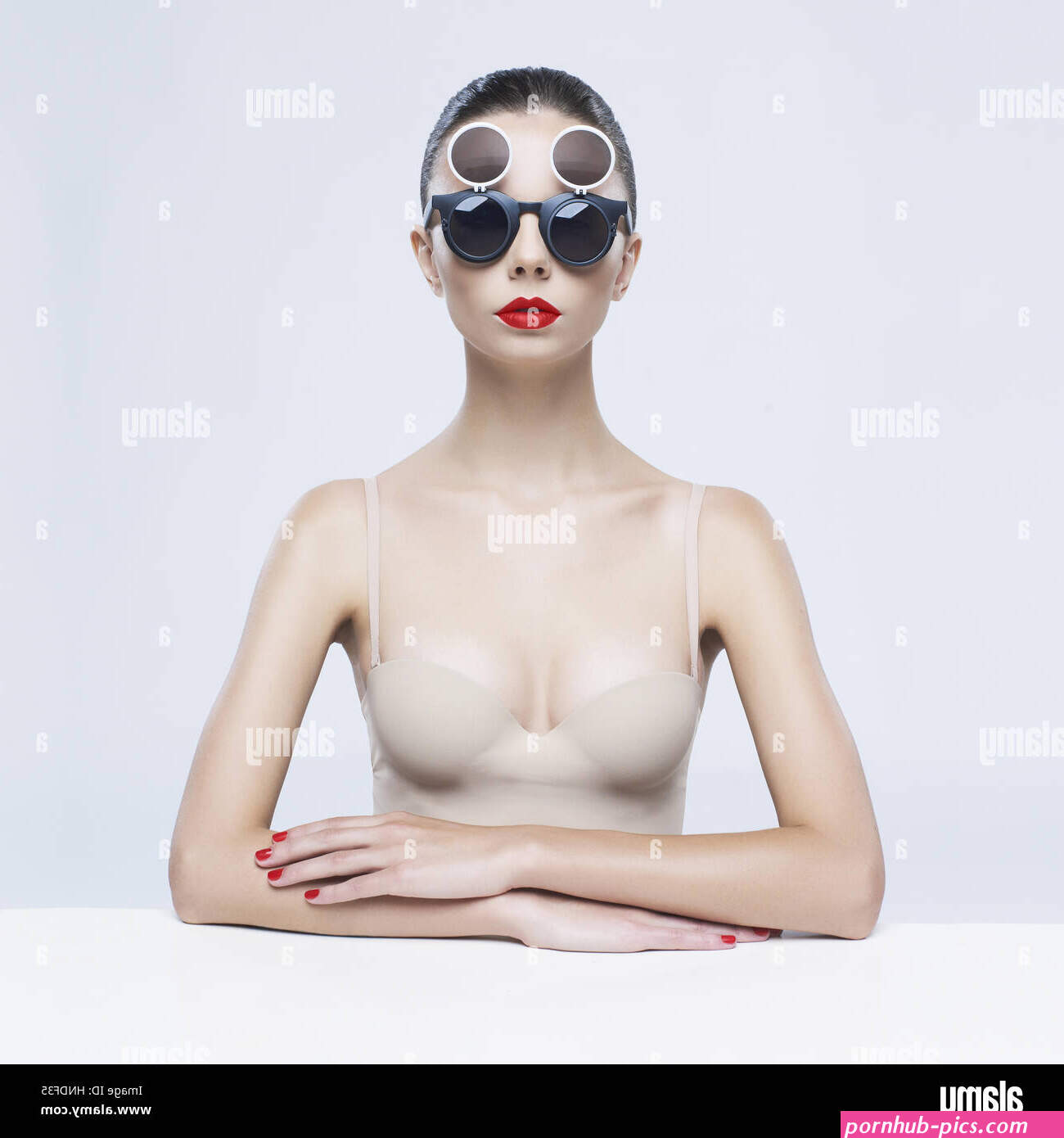 women who pose nude