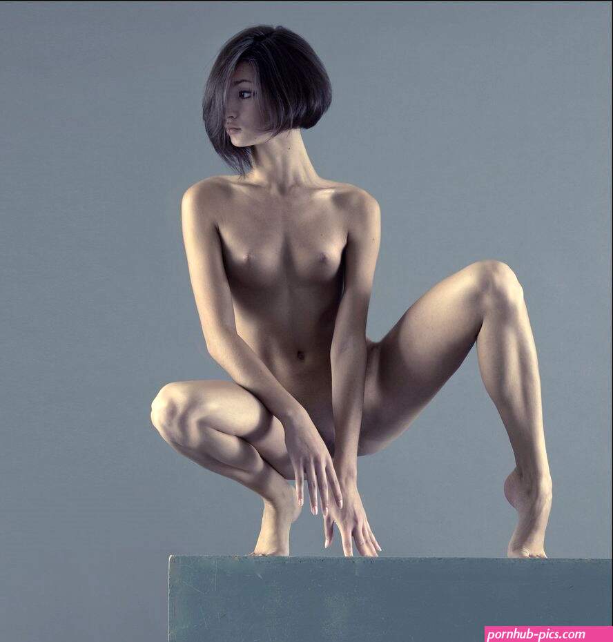 women who pose nude