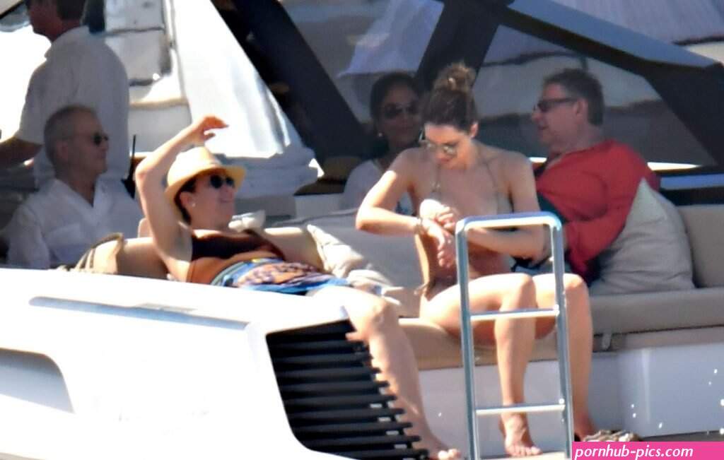 Katharine McPhee Nude & Sexy (39 Photos)