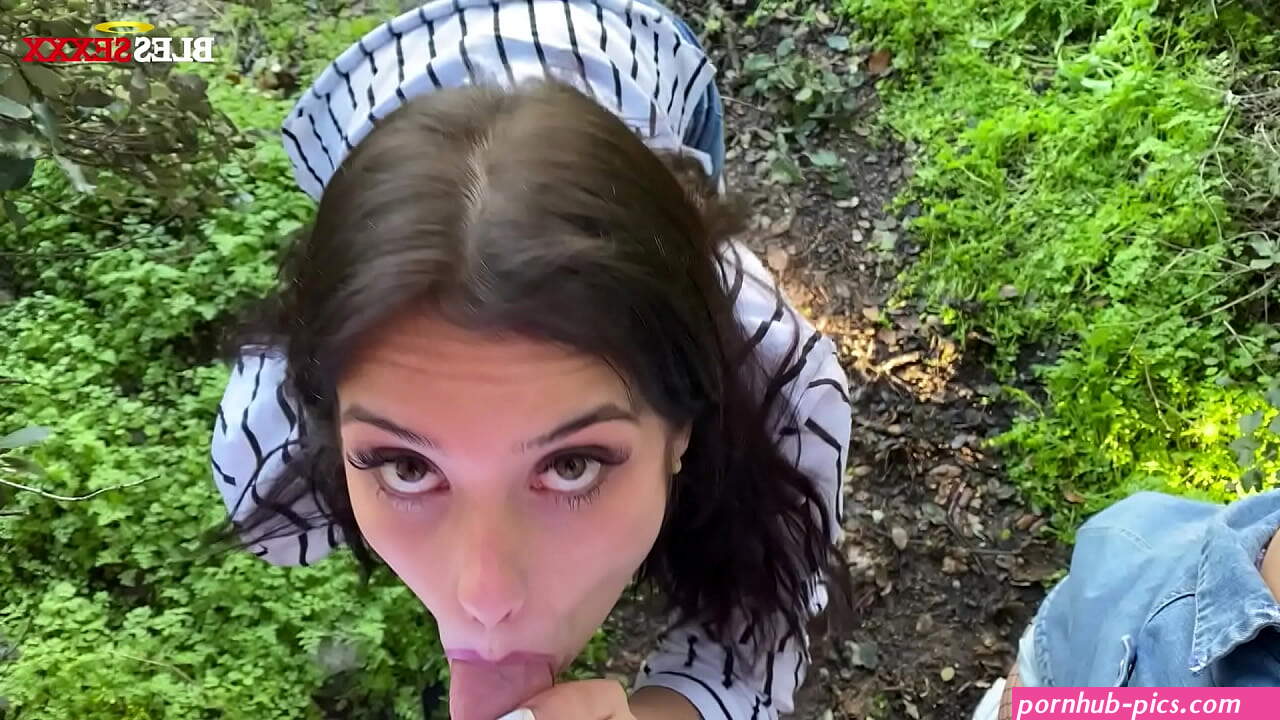 Outdoor blowjob from a brunette Spanish slut