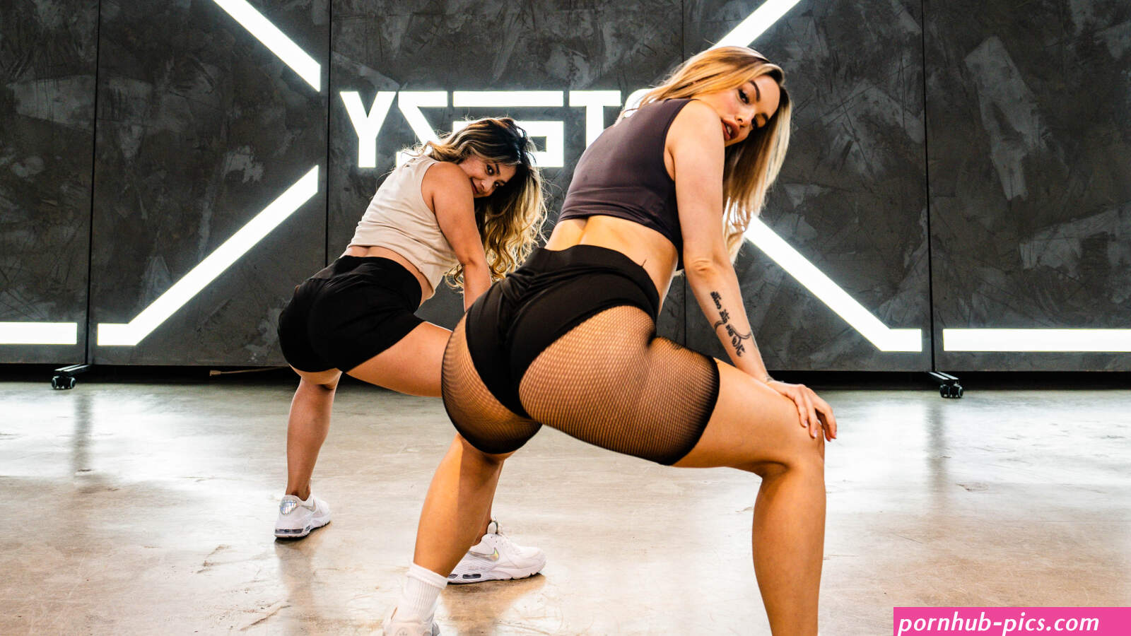 How To Twerk With Your Hands On Your Knees | STEEZY Blog