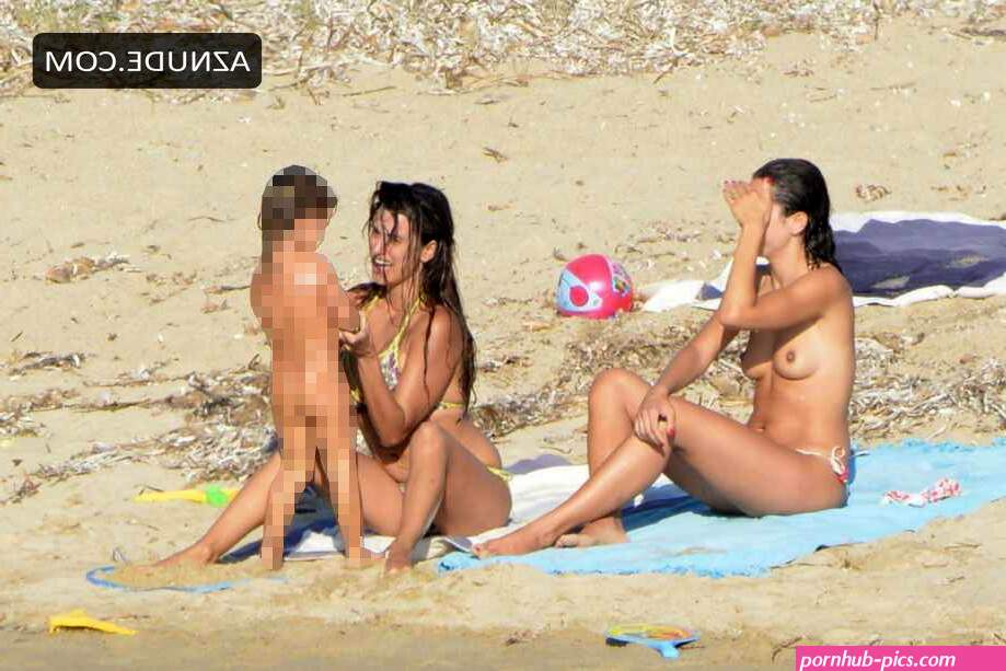 Penelope Cruz nude during vacation with her husband Javier Bardem and children in Corsica