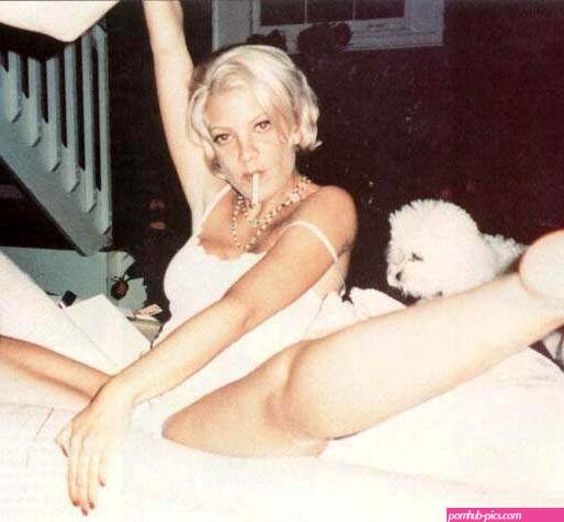 Tori Spelling nude, naked