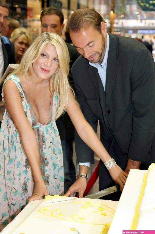 Tori Spelling Tits