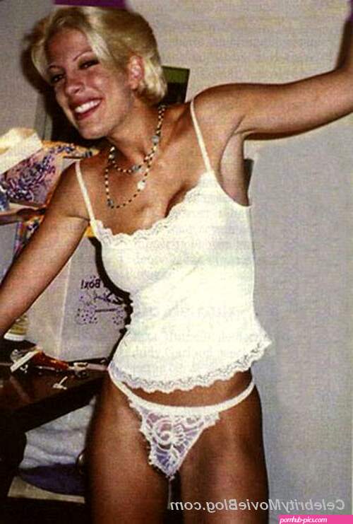 Largest Nude Celebrities Archive. Tori Spelling fully naked! ::