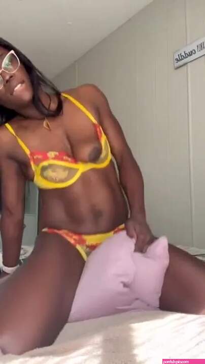 Free Dry humping a pillow Porn Video