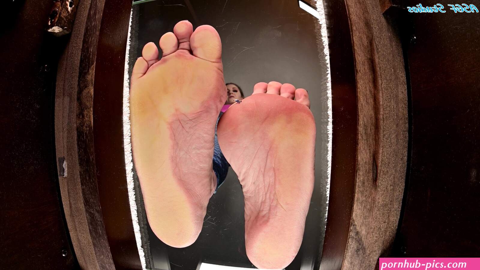 Giantess feet