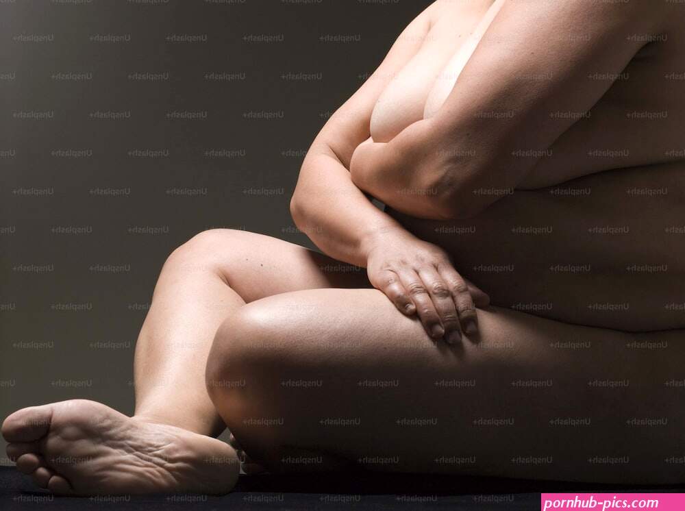 A nude woman sitting on a black surface photo – Vulnerable Image on Unsplash