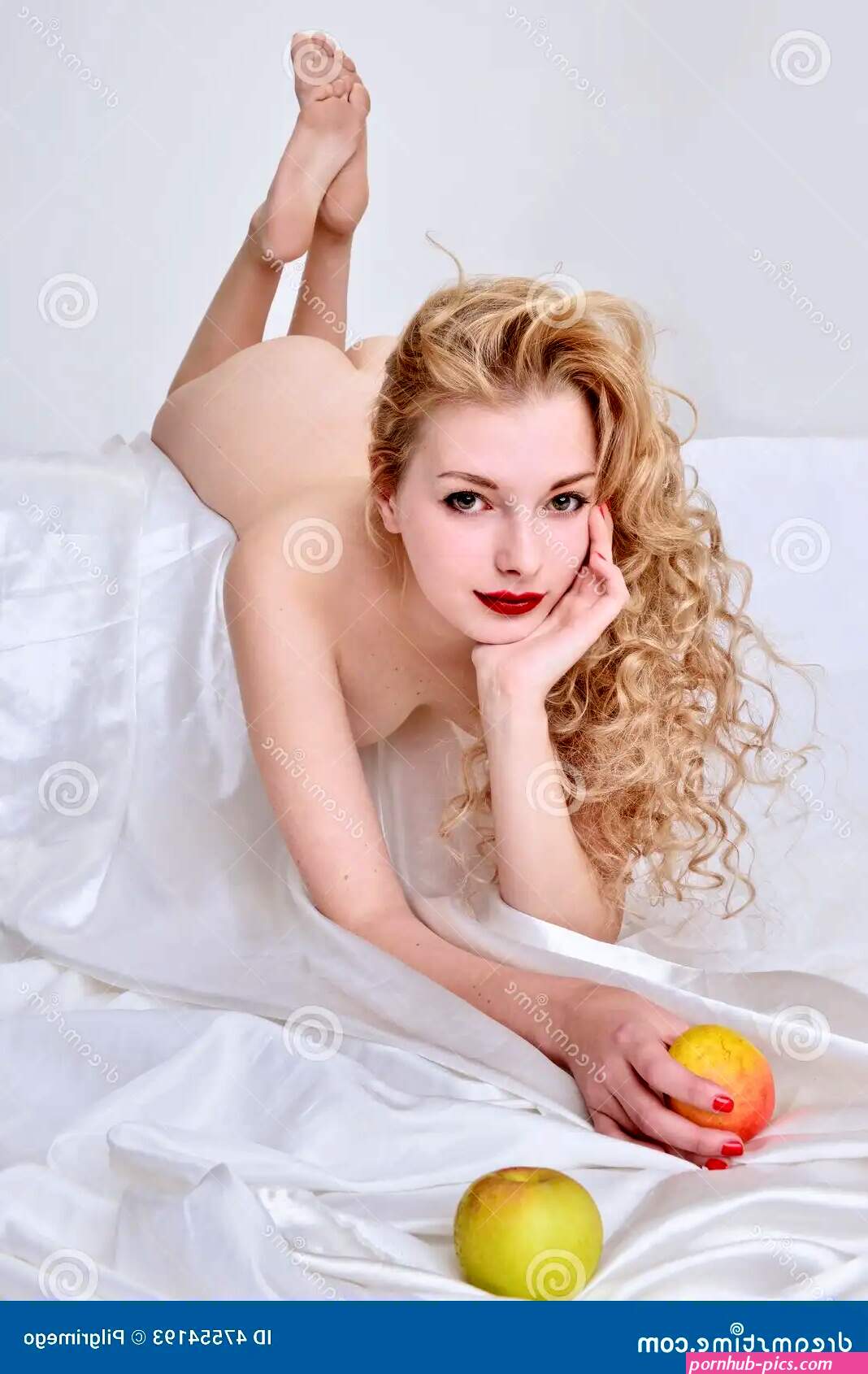Bella Donna Nuda Con La Mela Nella Forma Di Eva Che Si Trova Sul Letto Immagine Stock